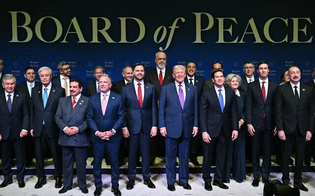 US President Donald Trump (C), flanked by US Vice President JD Vance (L) and US Secretary of State Marco Rubio (R), joins leaders for a group photo during the inaugural meeting of the Board of Peace at the US Institute of Peace in Washington, DC, on February 19, 2026. (SAUL LOEB / AFP) US President Donald Trump (C), flanked by US Vice President JD Vance (L) and US Secretary of State Marco Rubio (R), joins leaders for a group photo during the inaugural meeting of the Board of Peace at the US Institute of Peace in Washington, DC, on February 19, 2026. (SAUL LOEB / AFP)