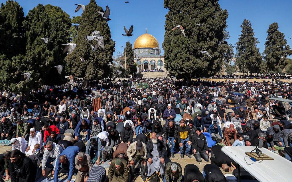 80,000 Muslim worshipers pray peacefully at Al-Aqsa on first Friday of Ramadan