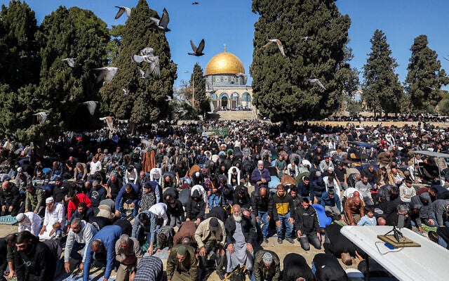 Muslim worshipers performing the first Friday noon prayers of the month of Ramadan at the Al-Aqsa Mosque  atop the Temple Mount in the Old City of Jerusalem on February 20, 2026. (Photo by Ahmad GHARABLI / AFP)