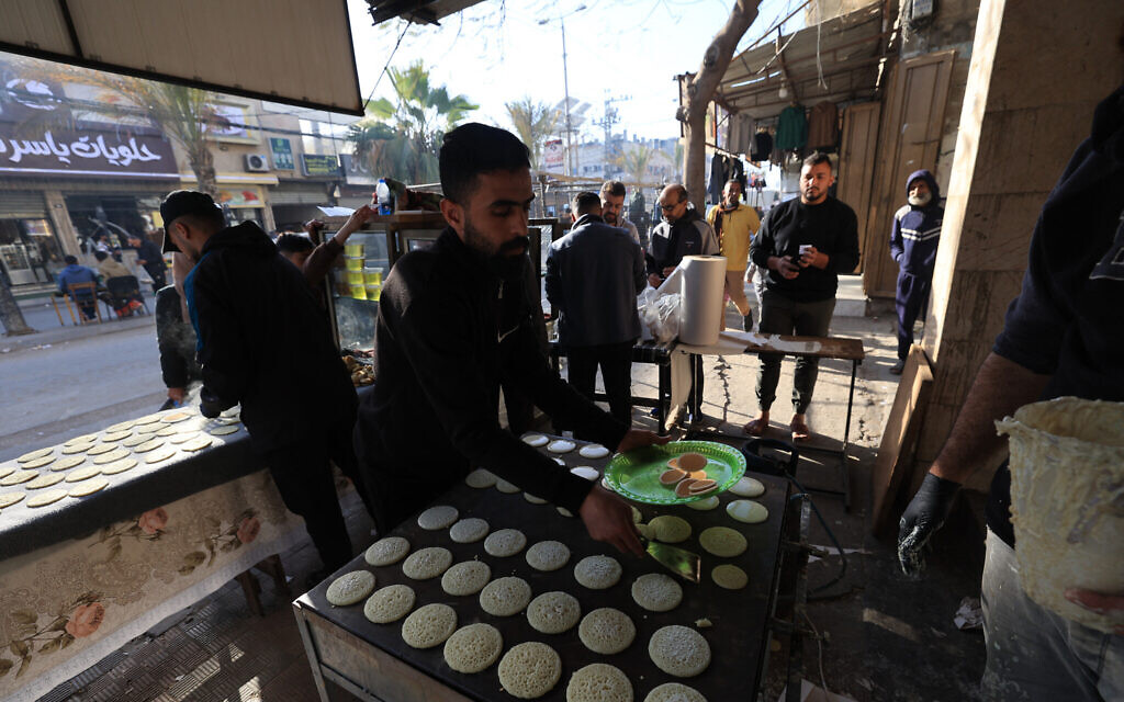 A displaced Palestinian prepares to sell a popular dessert qatayef during the holy month of Ramadan, at a corner market in an attempt to overcome harsh living conditions in Nuseirat in the central Gaza Strip, on February 20, 2026. (Eyad Baba / AFP) A displaced Palestinian prepares to sell a popular dessert qatayef during the holy month of Ramadan, at a corner market in an attempt to overcome harsh living conditions in Nuseirat in the central Gaza Strip, on February 20, 2026. (Eyad Baba / AFP)