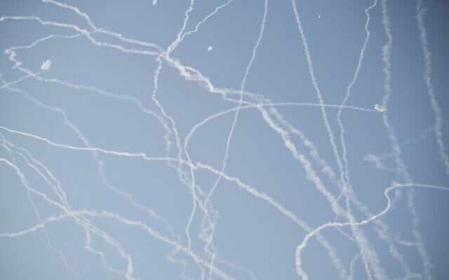 الدفاعات الجوية الإسرائيلية تعترض صواريخ إيرانية (2025- أب)