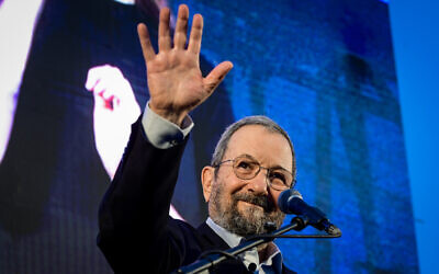 Former prime minister Ehud Barak speaks at an anti-government rally against at Habima Square in Tel Aviv, May 17, 2025. (Avshalom Sassoni/Flash90)