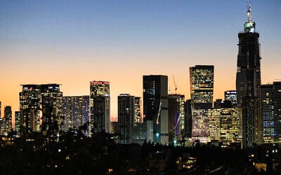 Evening view of the Tel Aviv skyline, October 26, 2025 (Moshe Shai/Flash90)