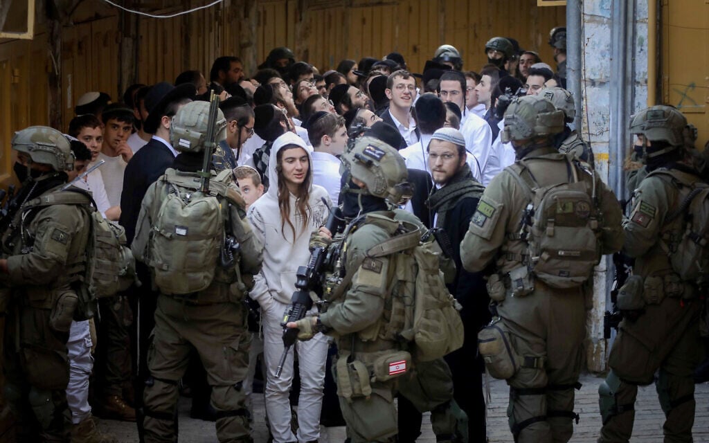 Israeli security forces guard as Jews tour in the West Bank city of Hebron, on January 31, 2026. Photo by (Wisam Hashlamoun/FLASH90)
