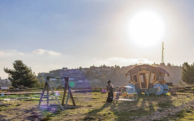 Una familia israelí es vista en el puesto de avanzada de Yahish Zion, cerca del asentamiento de Psagot, en Cisjordania, el 4 de febrero de 2026. (Dor Pazuelo/Flash90)