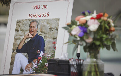 Family members and friends attend a funeral service for singer and composer Matti Caspi, who died after a prolonged battle with cancer, in Tel Aviv, February 9, 2026. (Miriam Alster/Flash90)