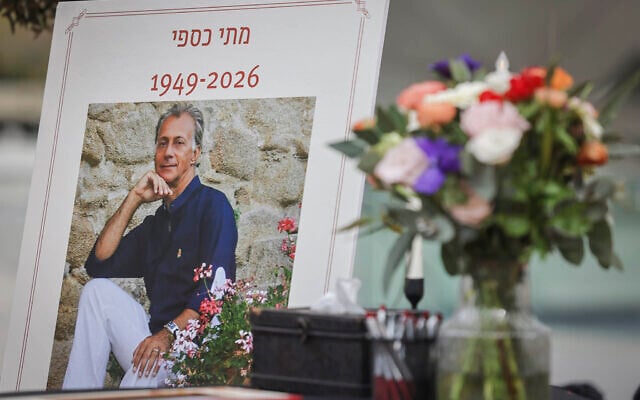 Family members and friends attend a funeral service for singer and composer Matti Caspi, who died after a prolonged battle with cancer, in Tel Aviv, February 9, 2026. (Miriam Alster/Flash90)
