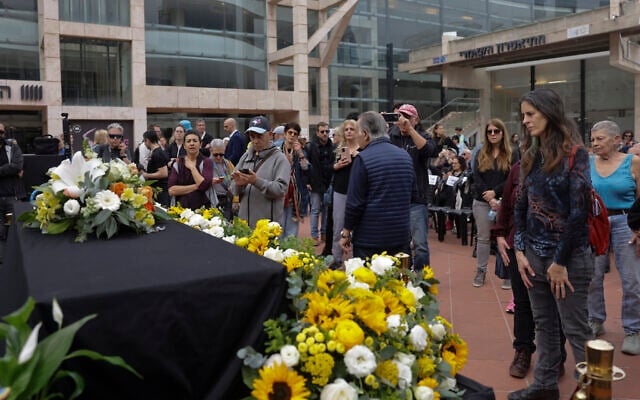 Family members and friends attend a funeral service for singer and composer Mati Caspi, who died after a prolonged battle with cancer, in Tel Aviv, February 9, 2026. (Miriam Alster/Flash90)