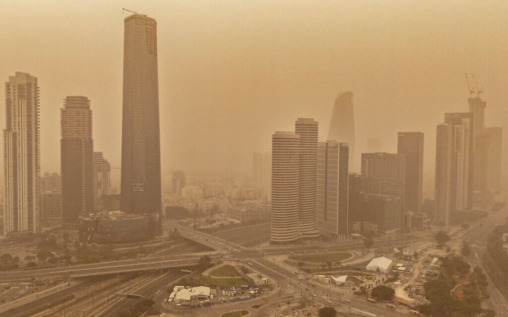 Tel Aviv under heavy haze, February 14, 2026 (Erik Marmor/Flash90)