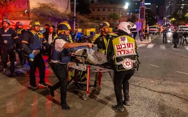 Ισραηλινές δυνάμεις ασφαλείας και διάσωσης στο σημείο όπου βαλλιστικός πύραυλος που εκτοξεύτηκε από το Ιράν έπληξε το Τελ Αβίβ, στις 28 Φεβρουαρίου 2026. (Chaim Goldberg/Flash90