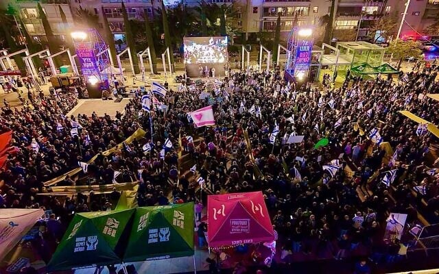 Thousands demonstrate in support of a state commission of inquiry into the failures of the October 7, 2023, Hamas onslaught, at Tel Aviv's Habima Square, February 7, 2026. (Raya Barkan/Pro-Democracy Protest Movement)