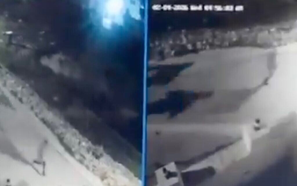 Una captura de pantalla de las imágenes de una cámara de seguridad que supuestamente muestra a colonos enmascarados en la aldea de Taybeh, en Cisjordania, camino a cometer un supuesto ataque incendiario y vandalismo, el 4 de febrero de 2026. (Captura de pantalla X)