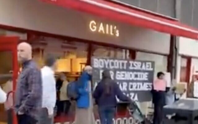 Pro-Palestinian protesters outside Gail's Bakery in north London. (Screenshot/X; used in accordance with Clause 27a of the Copyright Law) Pro-Palestinian protesters outside Gail's Bakery in north London. (Screenshot/X; used in accordance with Clause 27a of the Copyright Law)