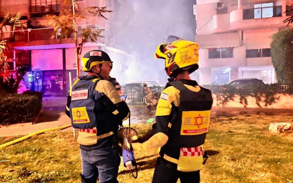 Medics say two lightly injured in latest Iranian missile attack on central Israel