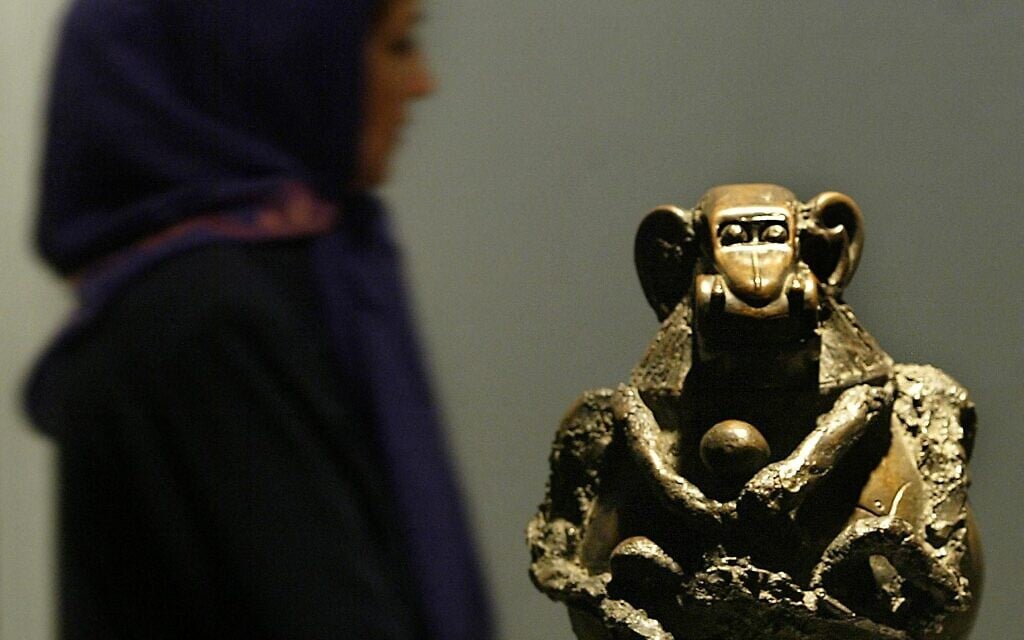 An Iranian woman looks at a sculpture by 20th century painter and sculptor Pablo Picasso after the inauguration of the "Modern Art Movement" exhibition at Tehran's Museum of Contemporary Art, 29 August 2005.  (BEHROUZ MEHRI / AFP)