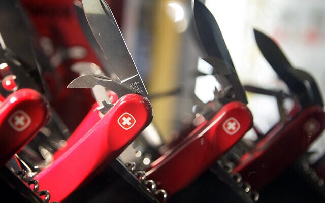Swiss army knives are displayed 06 July 2007 in a shop in Montreux. (Photo by FABRICE COFFRINI / AFP) Swiss army knives are displayed 06 July 2007 in a shop in Montreux. (Photo by FABRICE COFFRINI / AFP)