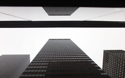 650 5th Avenue is reflected on November 13, 2009, in New York City. (Spencer Platt/Getty Images/AFP)
