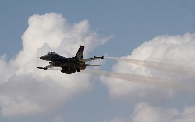 A Turkish F-16 seen at an airshow in Eskisehir, Turkey, on September 13, 2020. (Adem ALTAN / AFP)