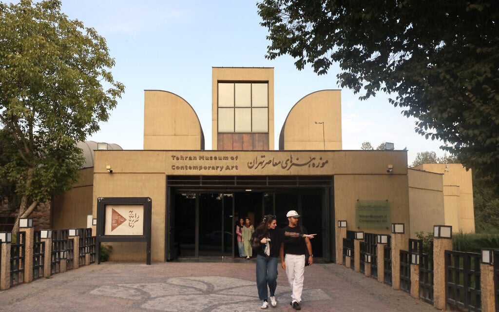 People visit the Tehran Museum of Contemporary Art on August 10, 2025. (ATTA KENARE / AFP)