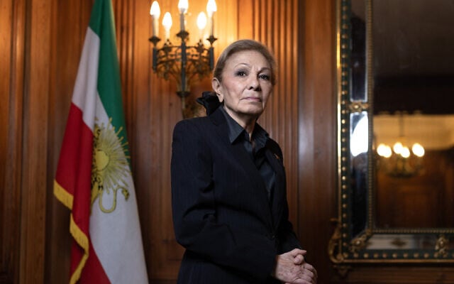 Farah Pahlavi, widow of Iran's former shah, poses during a photo session at her home in Paris on January 20, 2026. (JOEL SAGET / AFP) Farah Pahlavi, widow of Iran's former shah, poses during a photo session at her home in Paris on January 20, 2026. (JOEL SAGET / AFP)