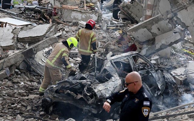 The scene where a ballistic missile fired from Iran hit Beit Shemesh, March 1, 2026. (Ahmad GHARABLI / AFP)