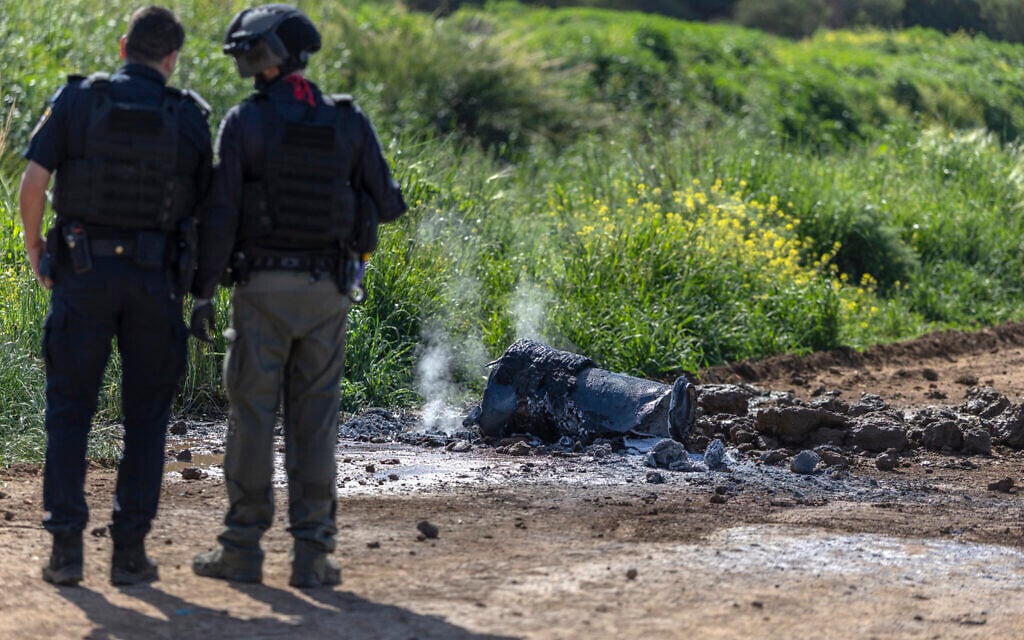 Israeli security personnel stands guard next to the debris of a missile in an open field in southern Israel on March 8, 2026 (Ilia YEFIMOVICH / AFP) Israeli security personnel stands guard next to the debris of a missile in an open field in southern Israel on March 8, 2026 (Ilia YEFIMOVICH / AFP)