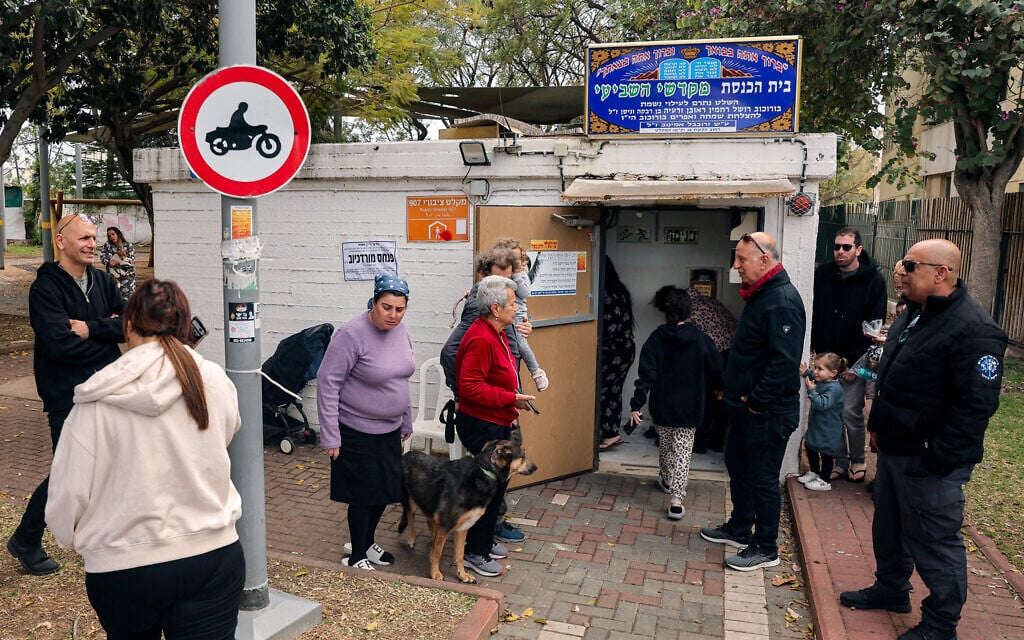 People enter a bomb shelter ahead of an Iranians missile attack in Tel Aviv on March 15, 2026 (Jack GUEZ / AFP) People enter a bomb shelter ahead of an Iranians missile attack in Tel Aviv on March 15, 2026 (Jack GUEZ / AFP)