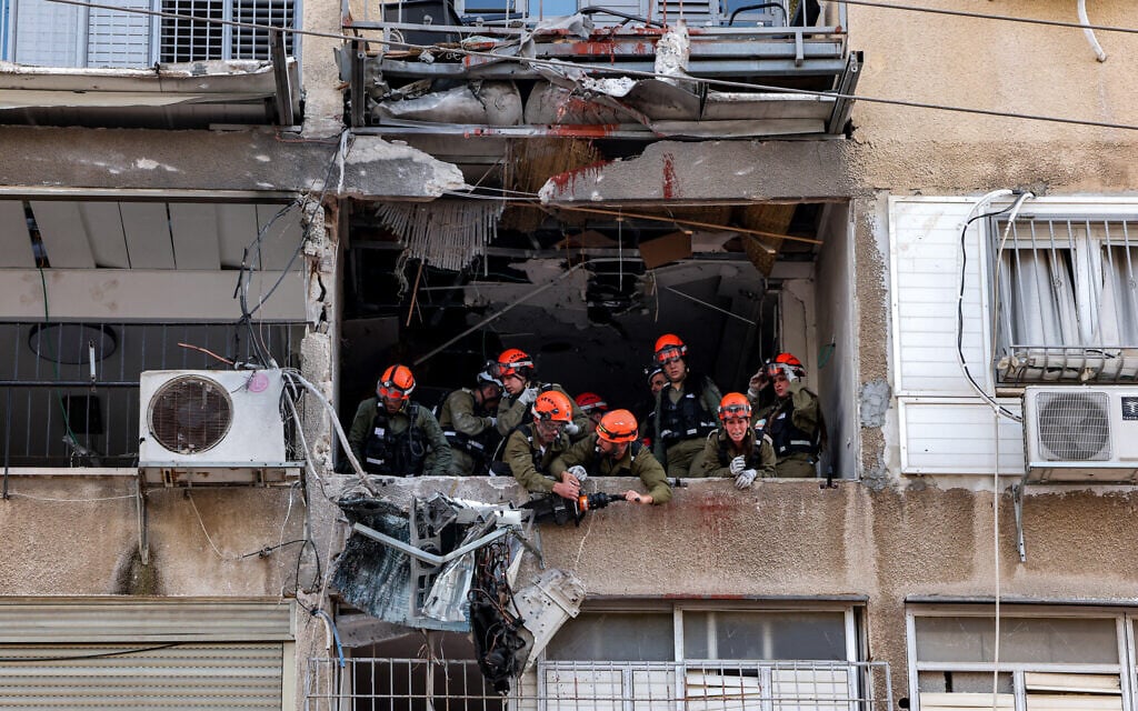 Israeli security forces and first responders inspect a building hit during an Iranian ballistic missile attack on March 15, 2026 (Jack GUEZ / AFP) / Israeli security forces and first responders inspect a building hit during an Iranian ballistic missile attack on March 15, 2026 (Jack GUEZ / AFP) /