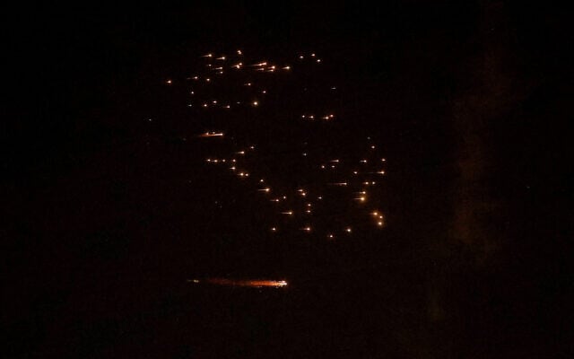 Ίχνη πυραύλων από ιρανικό πύραυλο με κεφαλή διασποράς φαίνονται στον ουρανό πάνω από την παράκτια πόλη Νετάνια στις 18 Μαρτίου 2026. (Jack Guez/AFP)