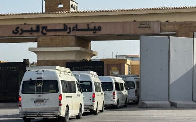 Minibuses carrying Palestinians wishing to return to the Gaza Strip line up on the Egyptian side of the Rafah border crossing on March 19, 2026. (Amr ADEL / AFP)