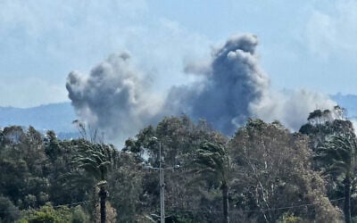 Smoke rises from the site of an Israeli airstrike that targeted the southern Lebanon coastal city of Tyre's Al Hosh neighborhood, on March 19, 2026. (KAWNAT HAJU / AFP)
