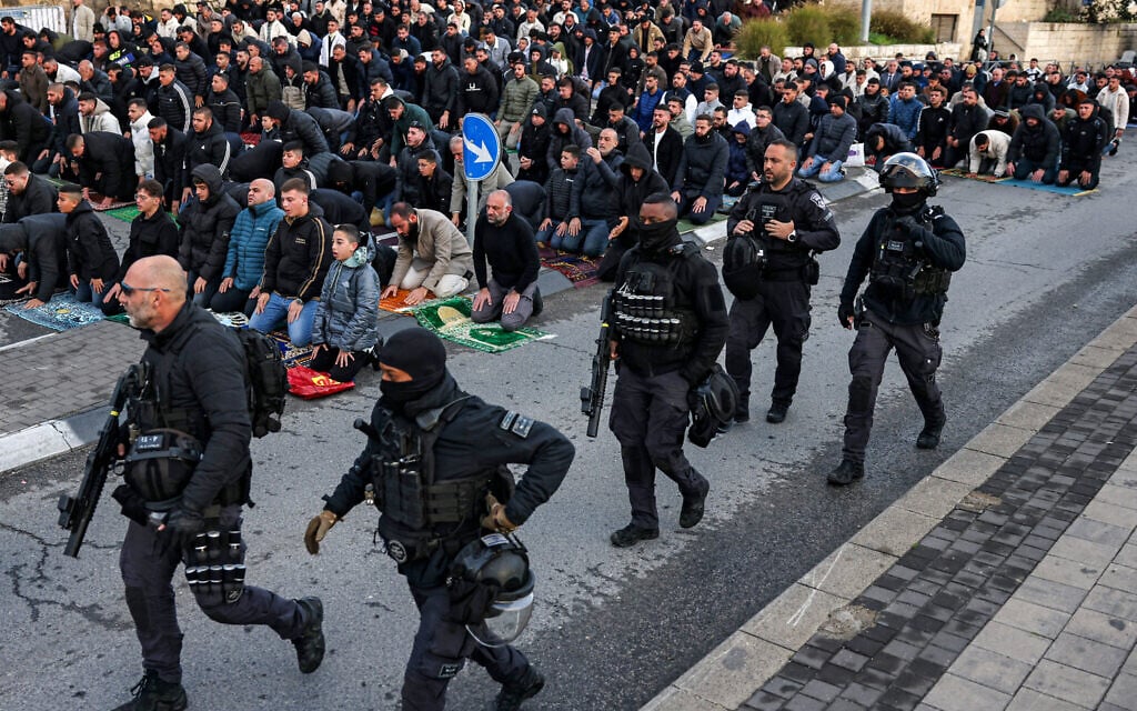 ईद-उल-फितर के मौके पर इजराइल के यरुशलम में नमाज पढ़ते लोग।