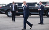 US President Donald Trump gives a thumbs up after disembarking Air Force One at Palm Beach International Airport in West Palm Beach, Florida, on March 20, 2026, en route to his Mar-a-Lago resort. (SAUL LOEB / AFP)
