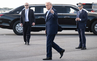 US President Donald Trump gives a thumbs up after disembarking Air Force One at Palm Beach International Airport in West Palm Beach, Florida, on March 20, 2026, en route to his Mar-a-Lago resort. (SAUL LOEB / AFP) US President Donald Trump gives a thumbs up after disembarking Air Force One at Palm Beach International Airport in West Palm Beach, Florida, on March 20, 2026, en route to his Mar-a-Lago resort. (SAUL LOEB / AFP)