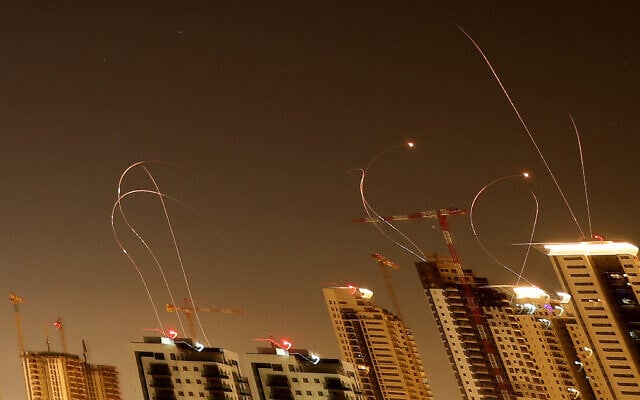 Rocket trails are seen in the sky above the coastal city of Netanya amid a fresh barrage of Iranian missile attacks on March 24, 2026. (JACK GUEZ / AFP) / Rocket trails are seen in the sky above the coastal city of Netanya amid a fresh barrage of Iranian missile attacks on March 24, 2026. (JACK GUEZ / AFP) /