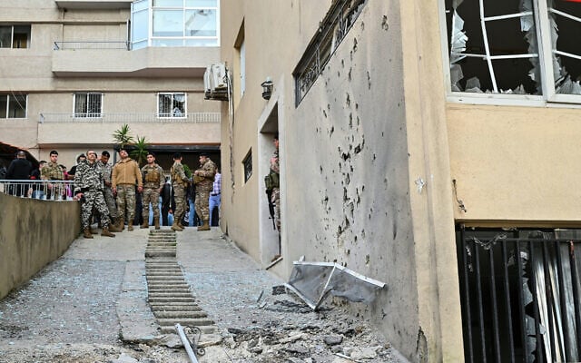 Lebanese soldiers stand at the site where fragments from an Iranian missile interception fell in the town of Sahel Alma, north of Beirut, on March 24, 2026. (FADEL itani / AFP) Lebanese soldiers stand at the site where fragments from an Iranian missile interception fell in the town of Sahel Alma, north of Beirut, on March 24, 2026. (FADEL itani / AFP)