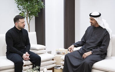 An undated handout photograph released on March 28, 2026, by the United Arab Emirates Presidential Court shows UAE's President Sheikh Mohamed bin Zayed al-Nahyan (R) meeting with Ukrainian President Volodymyr Zelensky in the United Arab Emirates (Abdulla AL-NEYADI / UAE PRESIDENTIAL COURT / AFP)