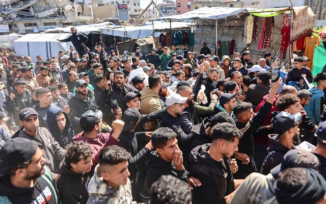 Pessoas em luto carregam os corpos de Fahmi e Saed Qaddoum, dois irmãos palestinos que teriam sido mortos no início do dia em um ataque aéreo israelense no bairro de Shejaiya, na Cidade de Gaza, durante o funeral na Cidade de Gaza, em 28 de março de 2026. (Omar AL-QATTAA / AFP)