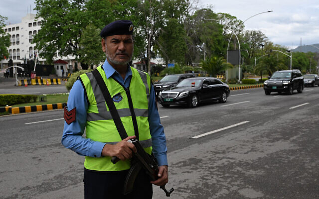 A Pakistani policeman stands guard as a motorcade of Egyptian Foreign Minister Badr Abdelatty arrive at Pakistan's Foreign Ministry upon his arrival in Islamabad on March 29, 2026 (Aamir QURESHI / AFP)