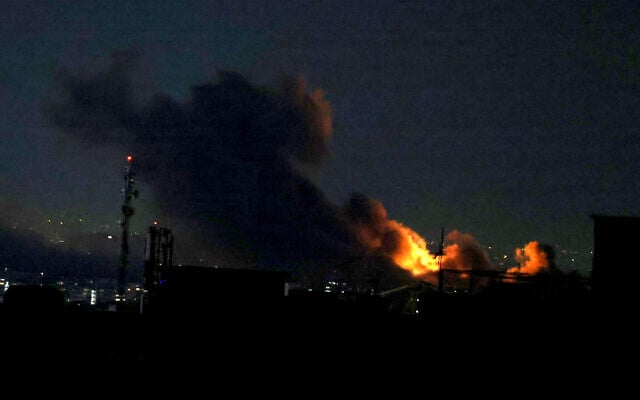 A plume of smoke rises from the site of a strike in Tehran, Iran, March 29, 2026. (ATTA KENARE / AFP)