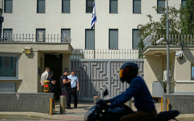Illustrative: Russian policemen stand in front of the Israeli Embassy in Moscow, Russia, June 16, 2025. (AP Photo/Pavel Bednyakov) Illustrative: Russian policemen stand in front of the Israeli Embassy in Moscow, Russia, June 16, 2025. (AP Photo/Pavel Bednyakov)