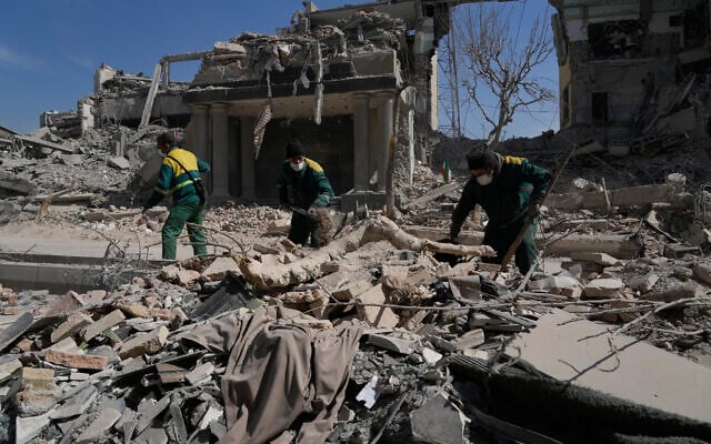 Operários removem os escombros de uma instalação policial atingida durante a campanha militar EUA-Israel em Teerã, Irã, em 4 de março de 2026. (Foto AP/Vahid Salemi) Operários removem os escombros de uma instalação policial atingida durante a campanha militar EUA-Israel em Teerã, Irã, em 4 de março de 2026. (Foto AP/Vahid Salemi)