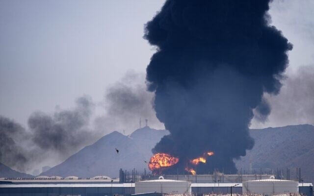 Μια φωτιά και ένα σύννεφο καπνού υψώνονται μετά, σύμφωνα με τις αρχές, τα συντρίμμια ενός αναχαιτισμένου ιρανικού drone έπληξαν μια εγκατάσταση πετρελαίου στη Φουτζάιρα, στα Ηνωμένα Αραβικά Εμιράτα, στις 14 Μαρτίου 2026. (AP Photo/Altaf Qadri)