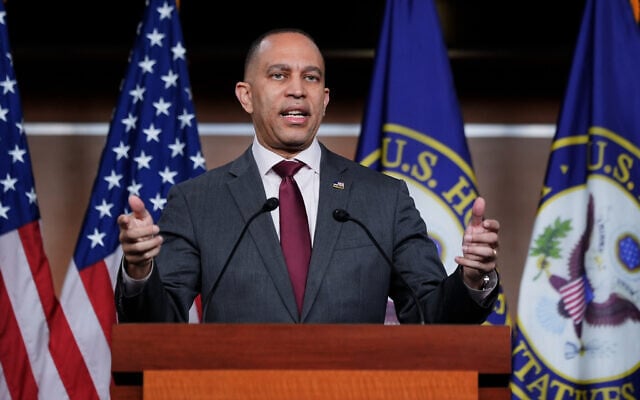 El líder de la minoría en la Cámara de Representantes de Estados Unidos, Hakeem Jeffries, habla durante una conferencia de prensa en el Capitolio, el 19 de marzo de 2026, en Washington. (Foto AP/Mariam Zuhaib)