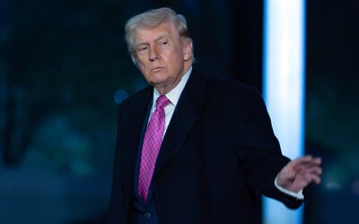 US President Donald Trump waves to the media as he walks on the South Lawn upon his arrival to the White House, March 29, 2026, in Washington. (AP Photo/Jose Luis Magana)