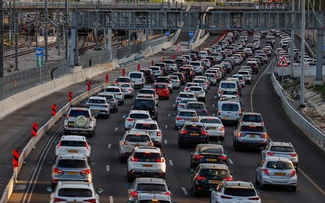 Traffic jam on the Ayalon Highway on Passover eve, April 12, 2025 (Yehoshua Yosef/Flash90) Traffic jam on the Ayalon Highway on Passover eve, April 12, 2025 (Yehoshua Yosef/Flash90)