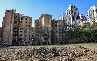 The site of an Iranian ballistic missile impact in a residential area of Beersheba, March 2, 2026. (Tsafrir Abayov/Flash90)