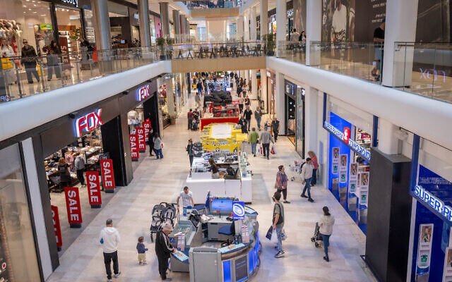 Israelis at the Azrieli shopping mall in Givatayim near Tel Aviv, where stores reopened after staying closed for a few days following the outbreak of the ongoing US-Israel war on Iran, March 6, 2026. (Miriam Alster/FLASH90)
