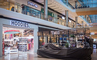 Israelis at the Azrieli shopping mall in Givatayim near Tel Aviv, where stores opened after staying closed for a few days amidst the ongoing Israel-US war with Iran, March 6, 2026. (Miriam Alster/FLASH90)