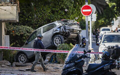 Emergency services at the scene of a ballistic missile attack from Iran, in Tel Aviv, March 8, 2026. (Chaim Goldberg/Flash90)